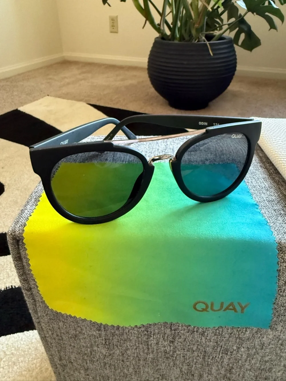 Quay Australia Sunglasses with Sunglasses Case - Picture 3 of 7